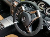 CLS W219 AMG line- Slighlty thicker, Black alcantara 9040 + White centre stripe at 12 o'clock, White stitching 3