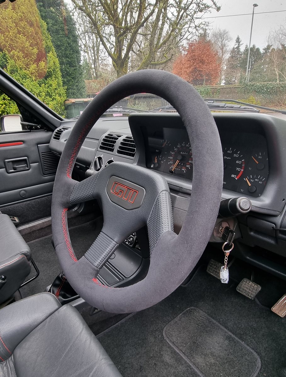 thumbnail interactive-video image 1 of Peugeot 205 GTI Phase 2 Grey Steering Wheel Centre - Genuine French Made Part 1 of 5