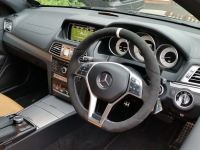 CLS-W219-AMG-line-Slighlty-thicker-Black-alcantara-9040-White-centre-stripe-at-12-oclock-White-stitching-2