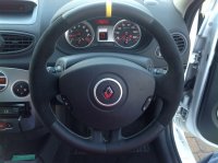 Clio 197,200 sport- Black alcantara 9040 on sides , Smooth leathe top-bottom + Yellow leather marker at 12 o'clock, silver 412 stitching 1