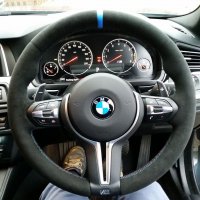 F10 M5 LCI - Black alcantara + Blue centre stripe at 12 o'clock, M stitching 1 - Kopia