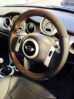 mini R53 2-spoke- padded, nappa sides, dark grey alcantara 9002 topbottom, Red stitching