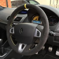 Megane RS 250 - dark grey alcantara 9002 + yellow centre strip at 12 o'clock, yellow stitching 1
