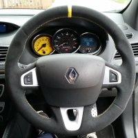 Megane RS 250 - dark grey alcantara 9002 + yellow centre strip at 12 o'clock, yellow stitching 2