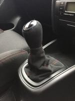 Leon-Cupra-R-2004-Black-alcantara-Red-centre-stripe-at-12-oclock-Red-stitching-Gear-knob-and-gear-gaiter-2