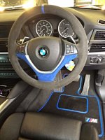 X5 X6 E70 E71 SE with paddles - Dark grey alcantara 9002 + blue centre band at 12 o'çlock, M-stitching & Lower trim - blue alcantara