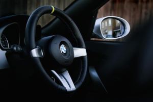 Z4-E85-SE-Double-padded-Perforated-leather-on-sides-Smooth-nappa-top-bottom-Yellow-centre-band-at-12-o-clock-Silver-stitching